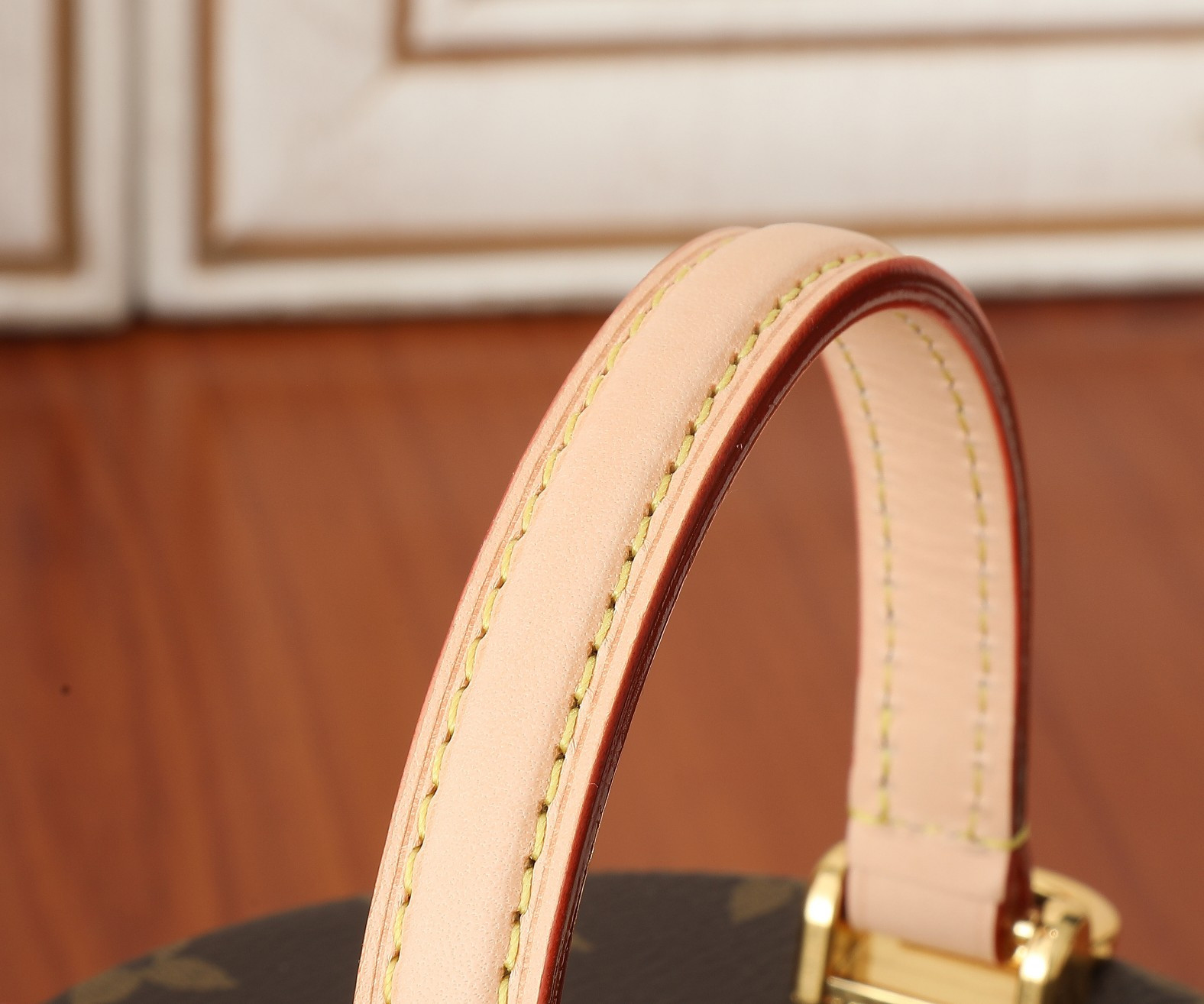 LV Scott M46933 5.3 x 3.5 x 4.5 inches