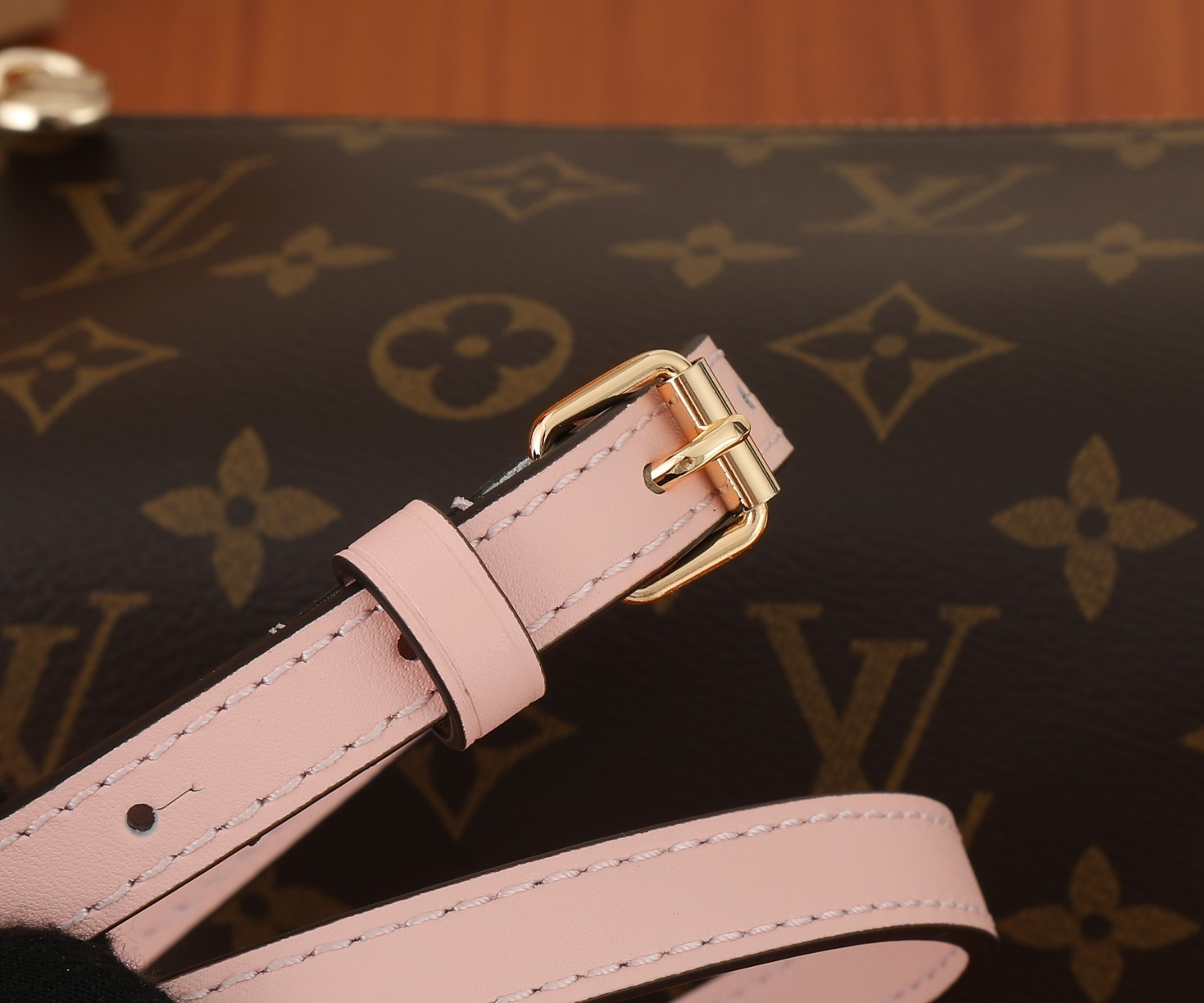 LV Bloom Pouch M11303 22.5x13x13CM