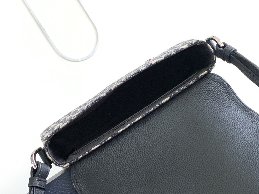 D*or saddle messenger bag 24 x 16.5 x 5.5 cm