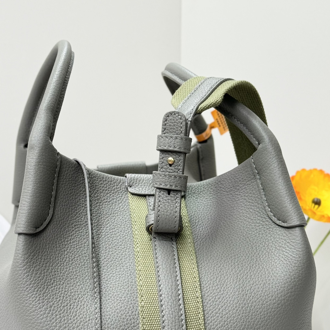 L**o p*ana large bale bag grained calfskin 24 x 20 x 27 cm