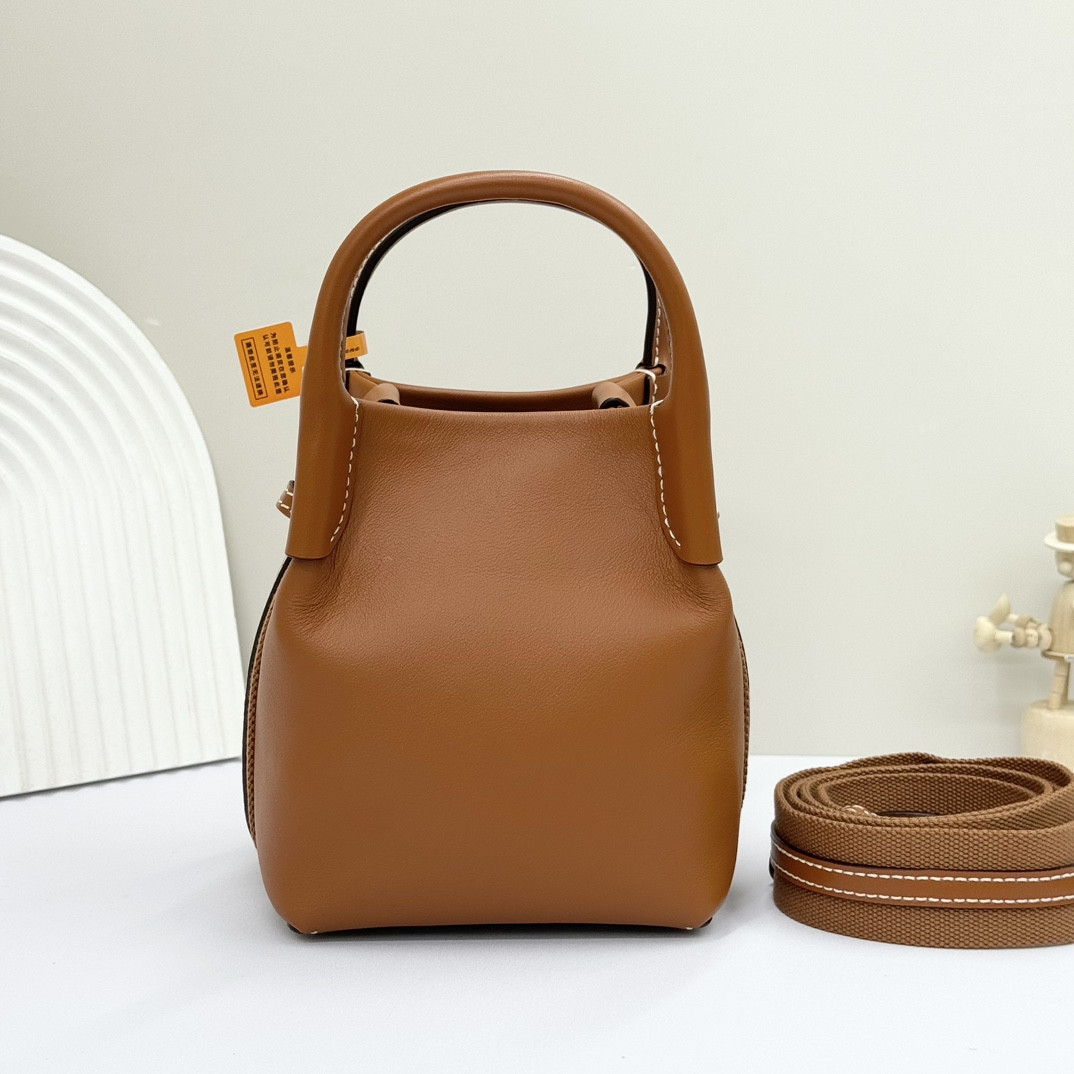 L**o p*ana micro bale bag smooth calfskin 23 x 16 x 14 cm