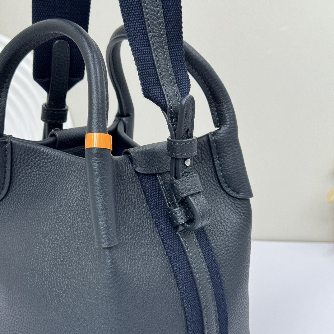 L**o p*ana micro bale bag grained calfskin 23 x 16 x 14 cm