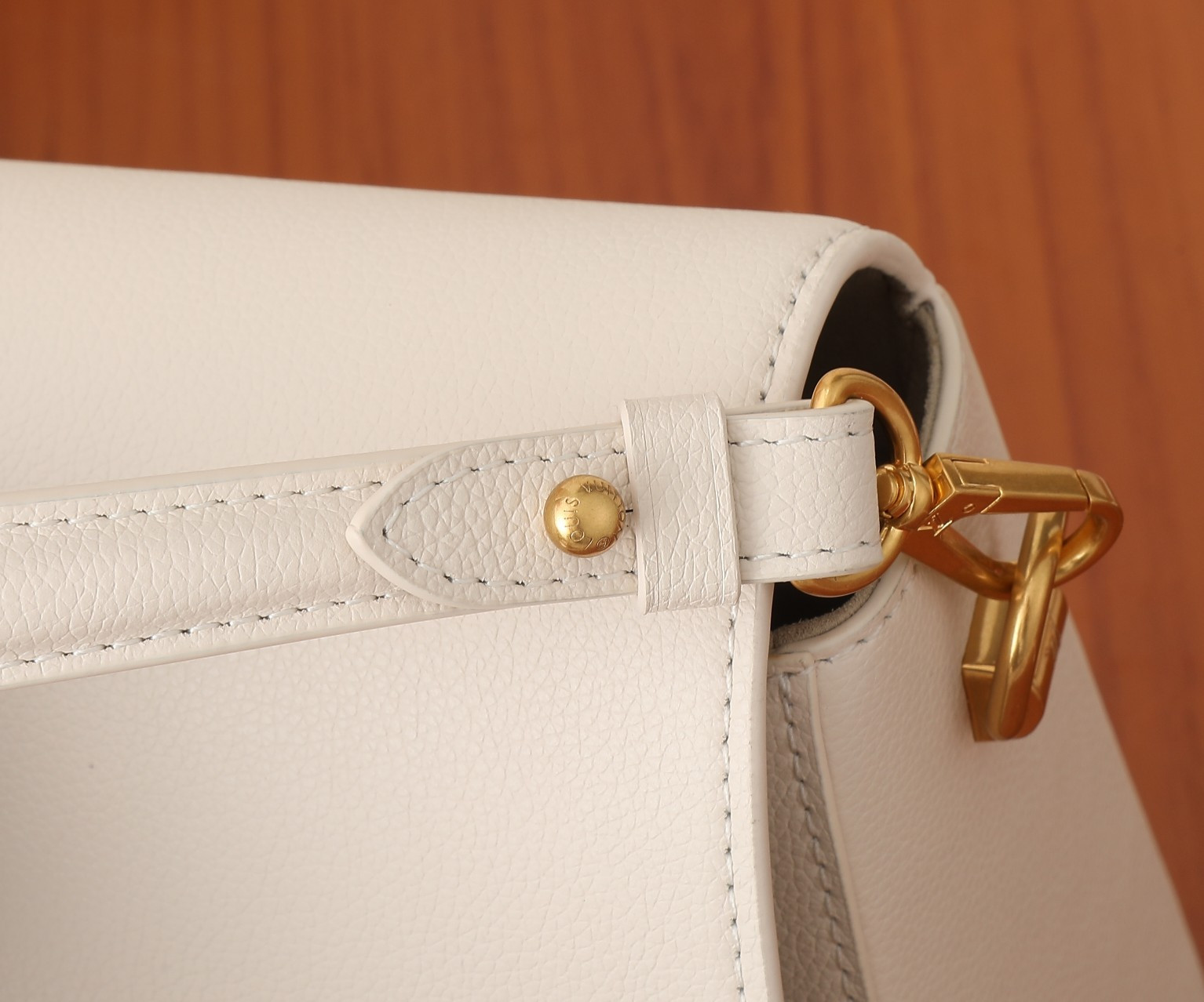 LV Soft Twist M25359 10.6 x 7.5 x 3.5 inches