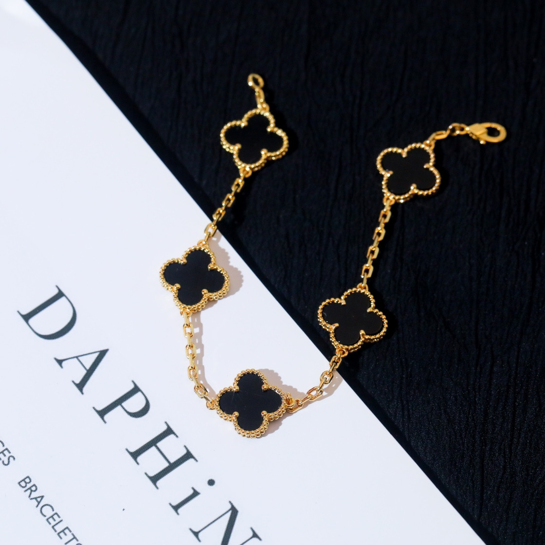 V*N CL*F & arpels vintage alhambra bracelet, 5 motifs 19cm