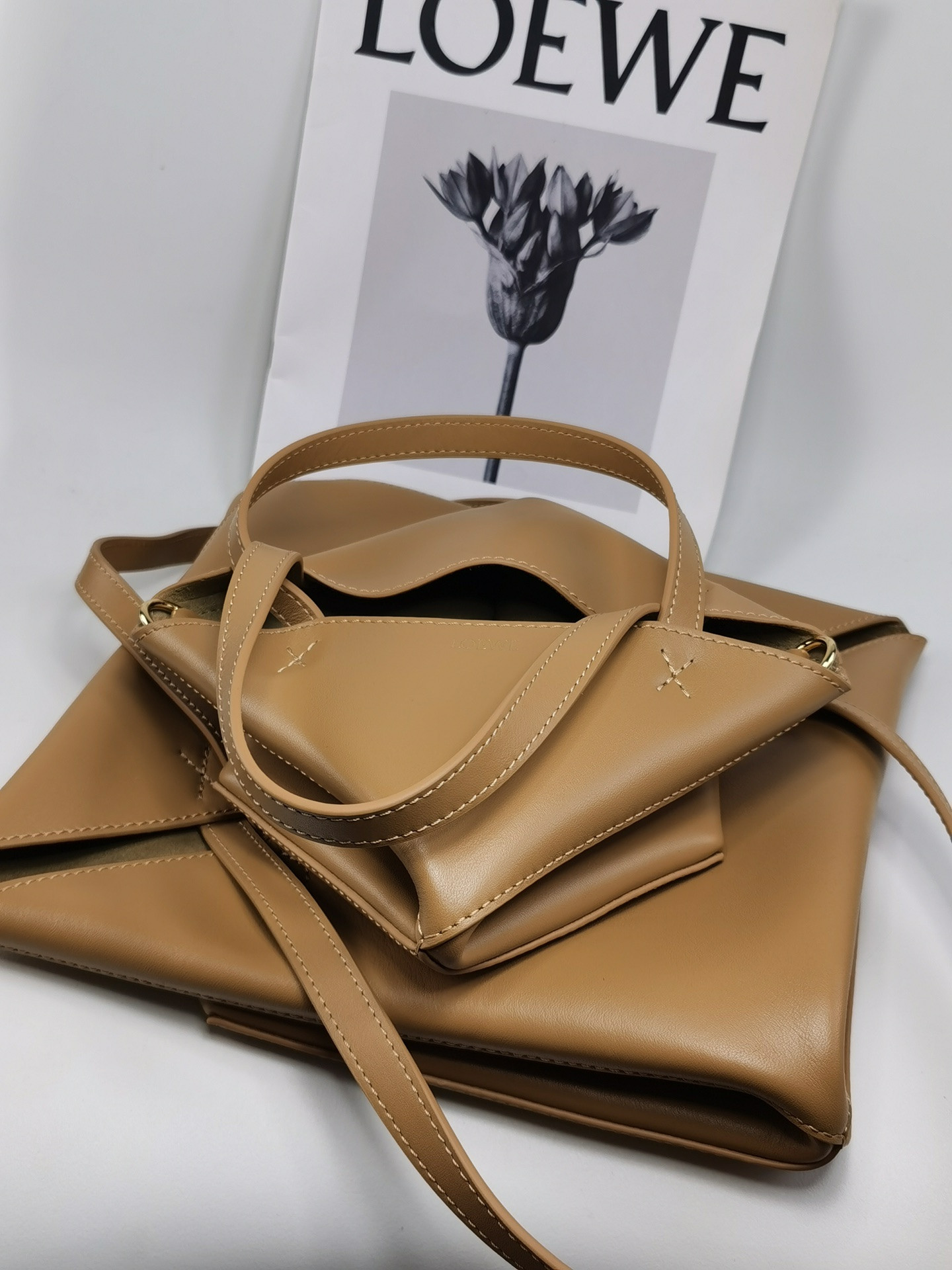 L0ew* medium puzzle fold tote in shiny calfskin 25.5x14.5x31.5cm