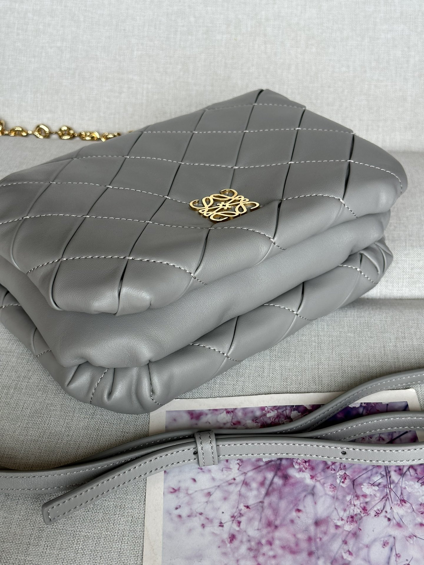 L0ew* puffer goya in pleated shiny nappa lambskin 23x17x9cm