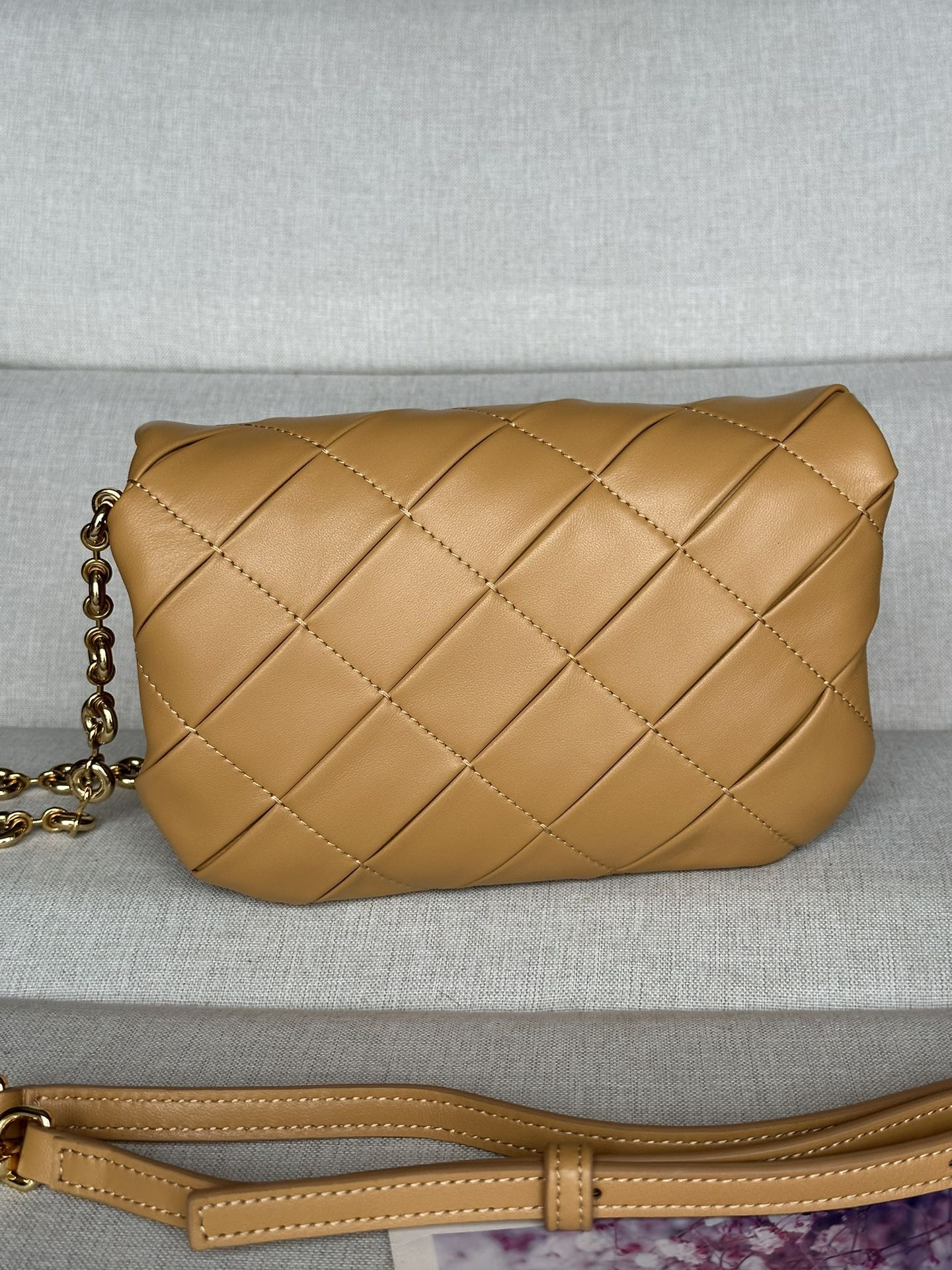 L0ew* mini puffer goya in pleated shiny nappa lambskin 20x6x13cm