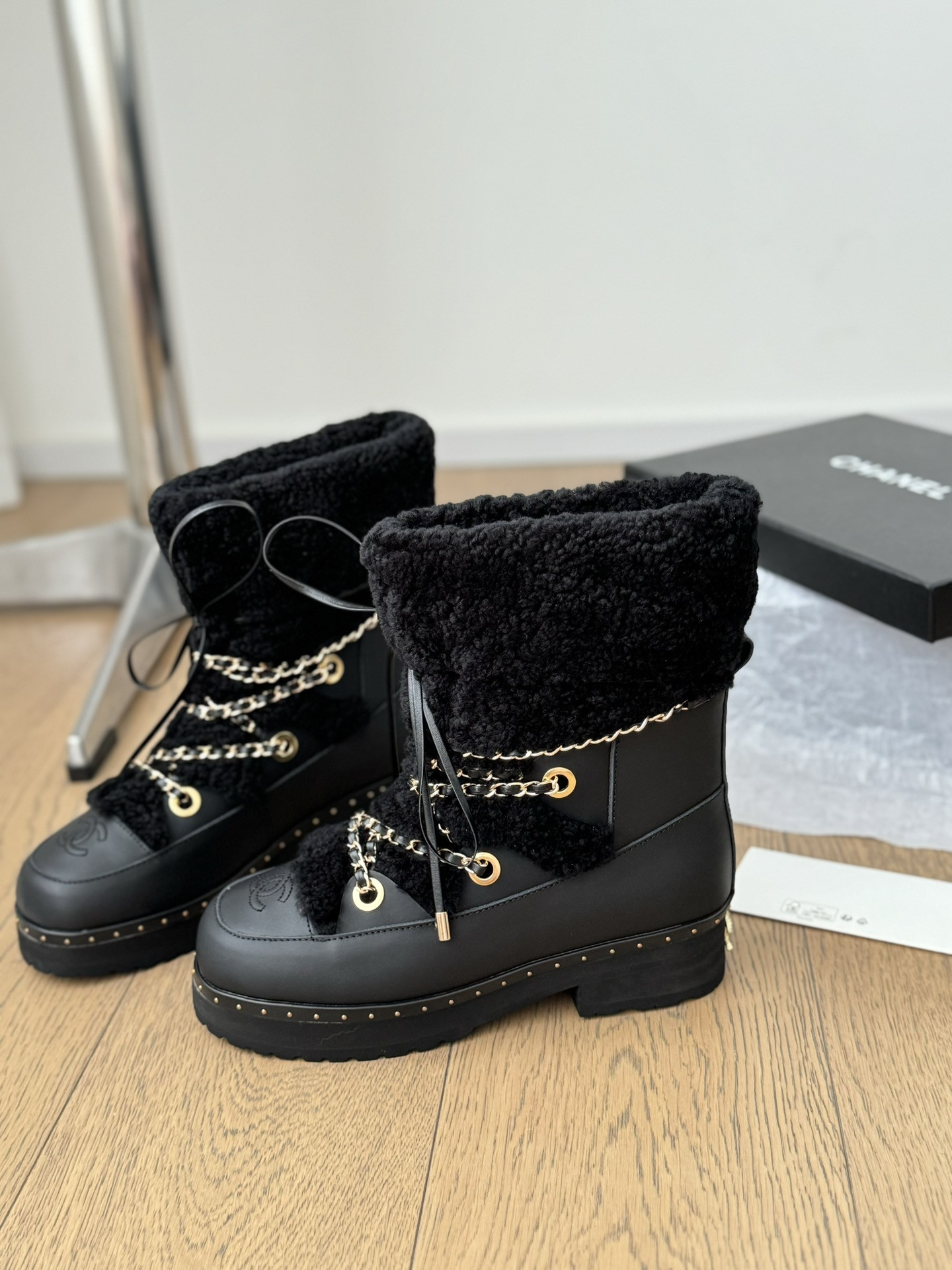 ua Ch*el snow boots