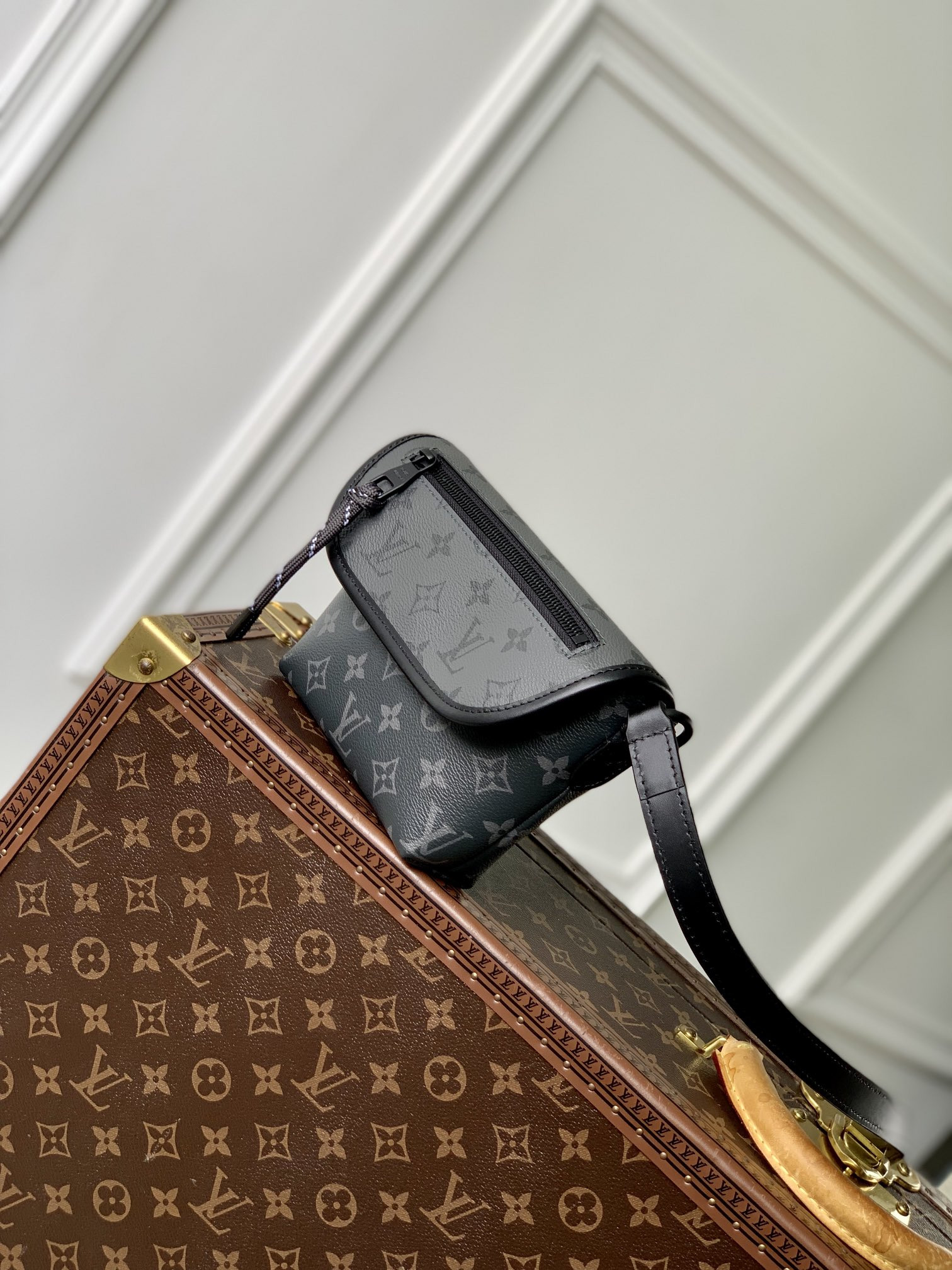 LV Pulse Wearable Wallet M12806 16 x 5 x 22.5 cm