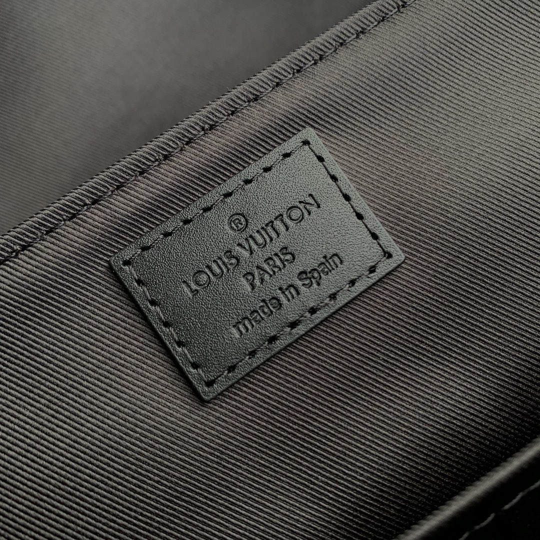 LV Messenger Voyager PM M12517  22.5 x 11 x 33 cm