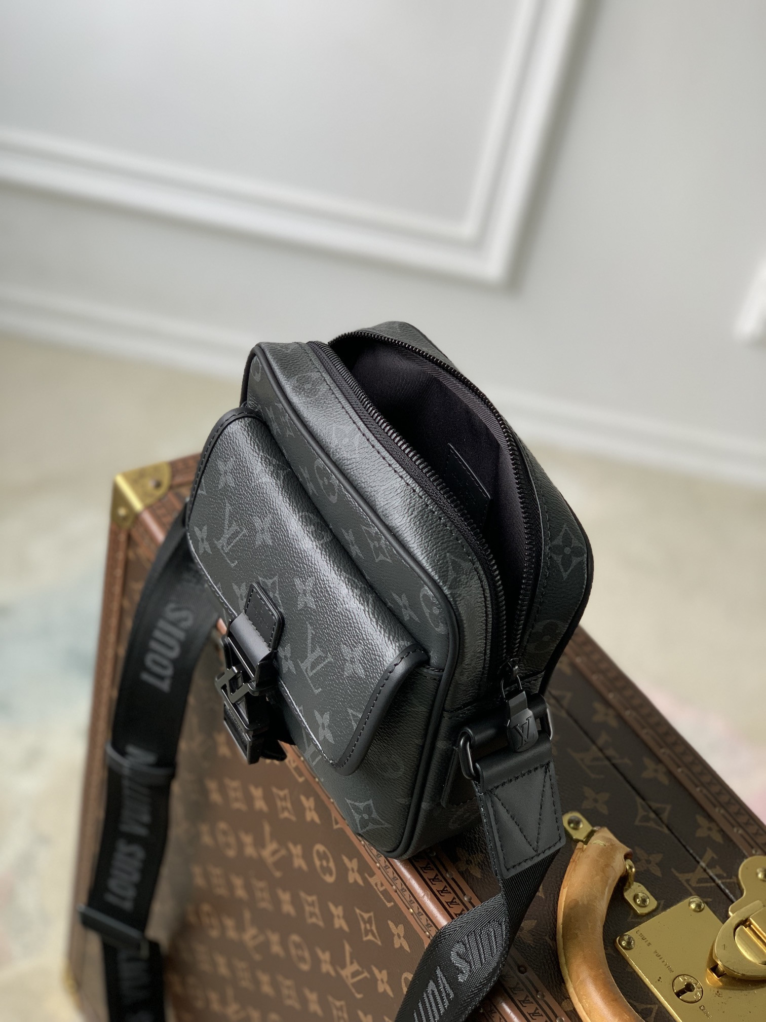 LV Getaway Messenger M12518 17 x 7.8 x 18 cm