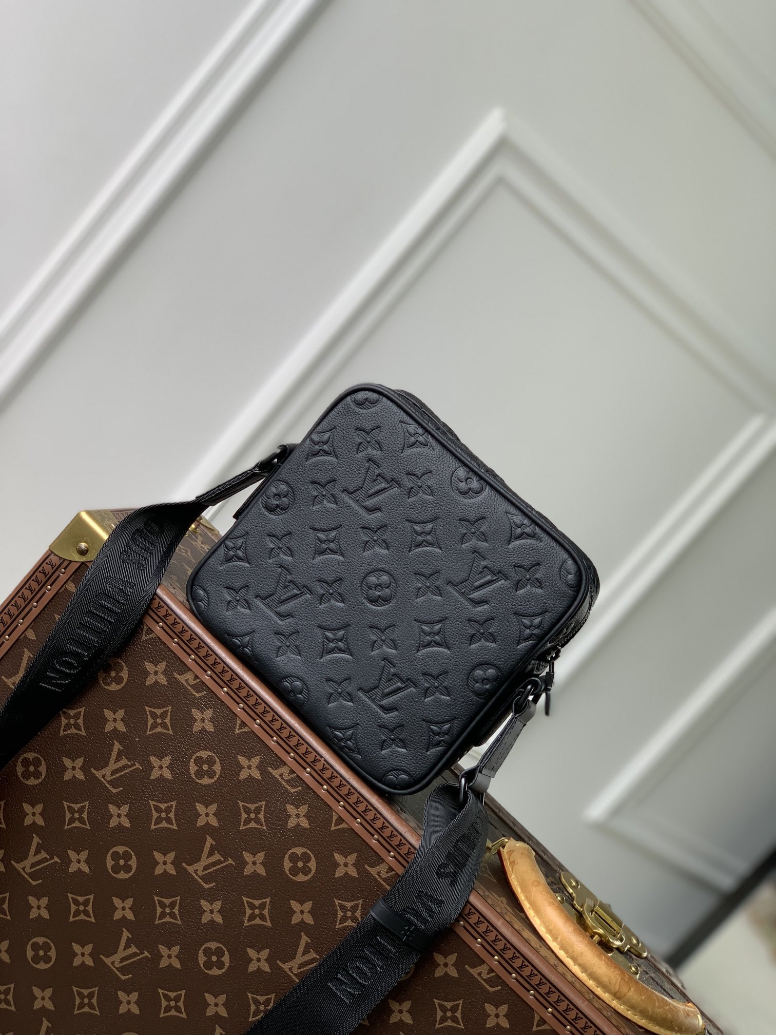 LV Getaway Messenger M12516 17 x 7.8 x 18 cm