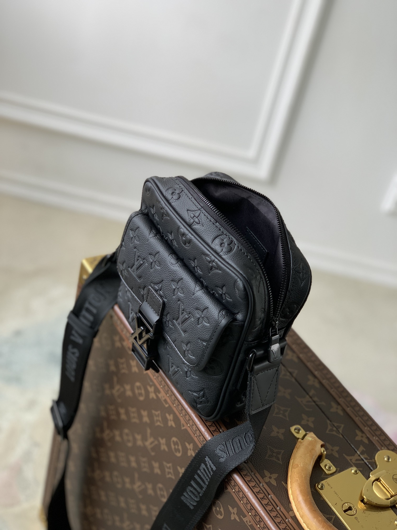 LV Getaway Messenger M12516 17 x 7.8 x 18 cm