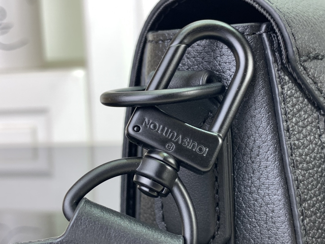 LV Takeoff Messenger PM M24769 22x16.5x7cm
