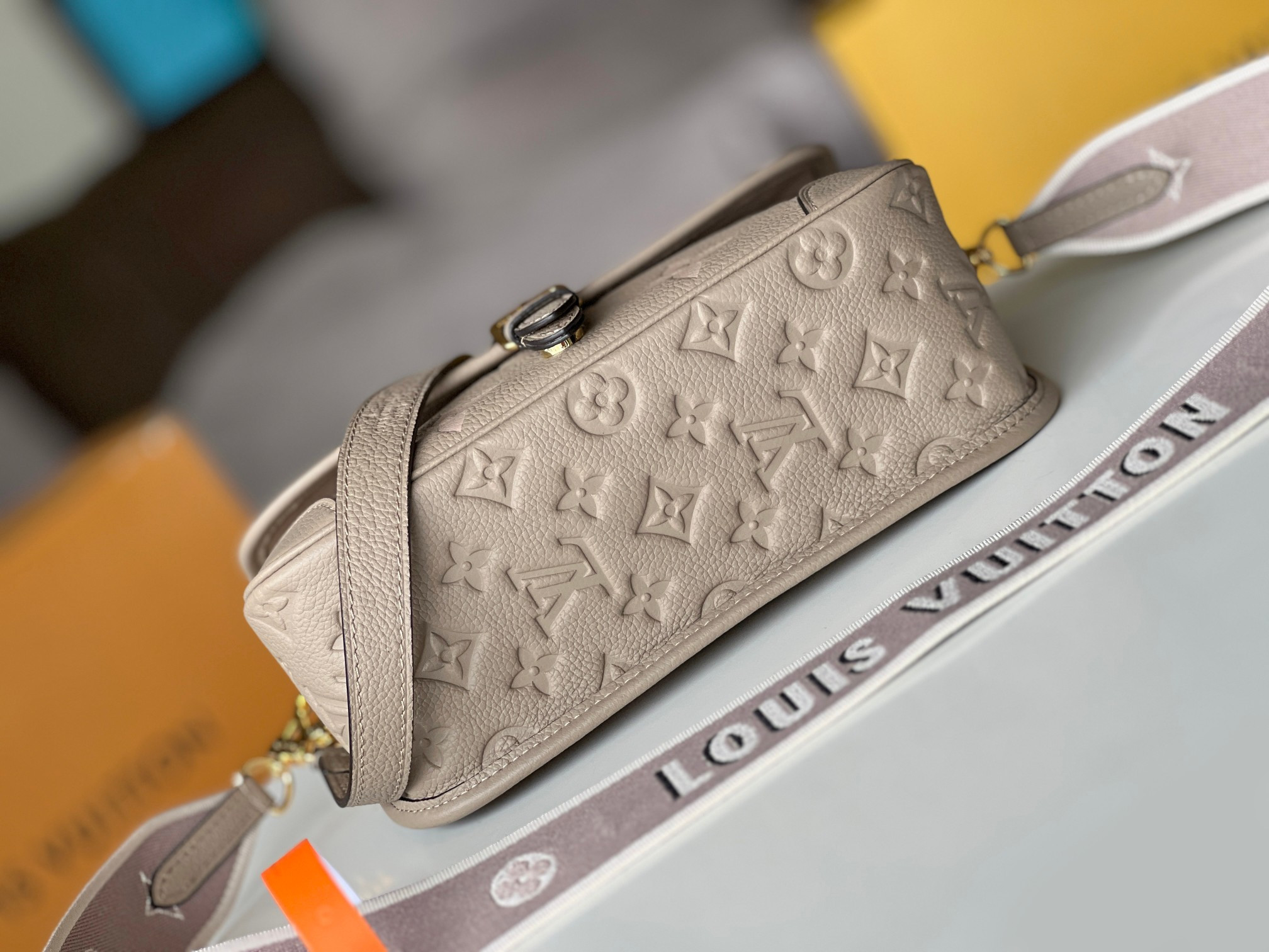 LV Diane M46583 23x16x8.5CM