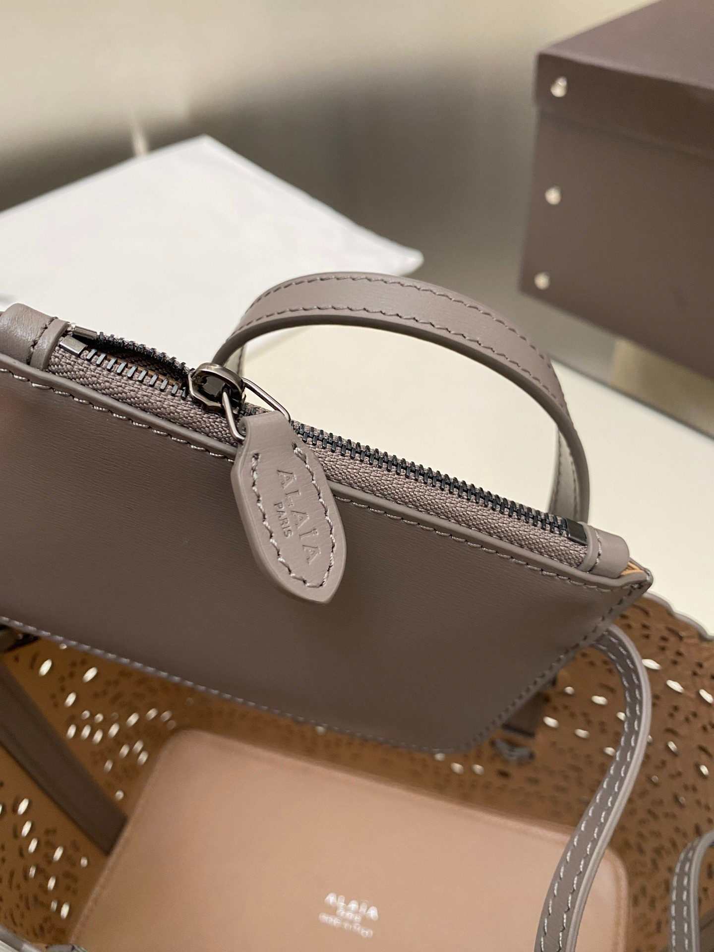 ALAÏA Mina 20 bag In Vienne Wave 20x17x10cm