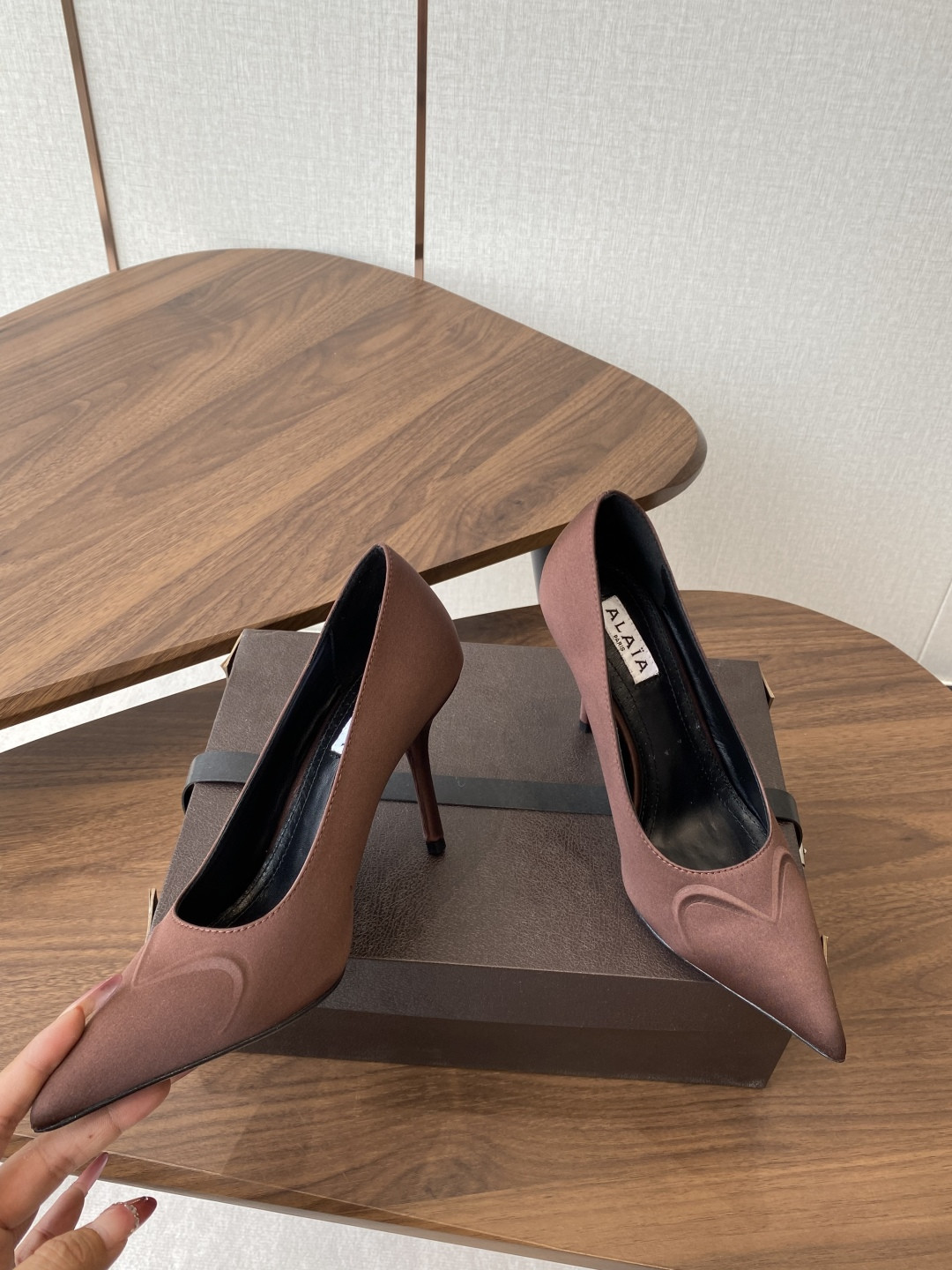 UA Alaia Pointy-Toe Pumps 9cm Heel(Customized Size 7-10 days production time)