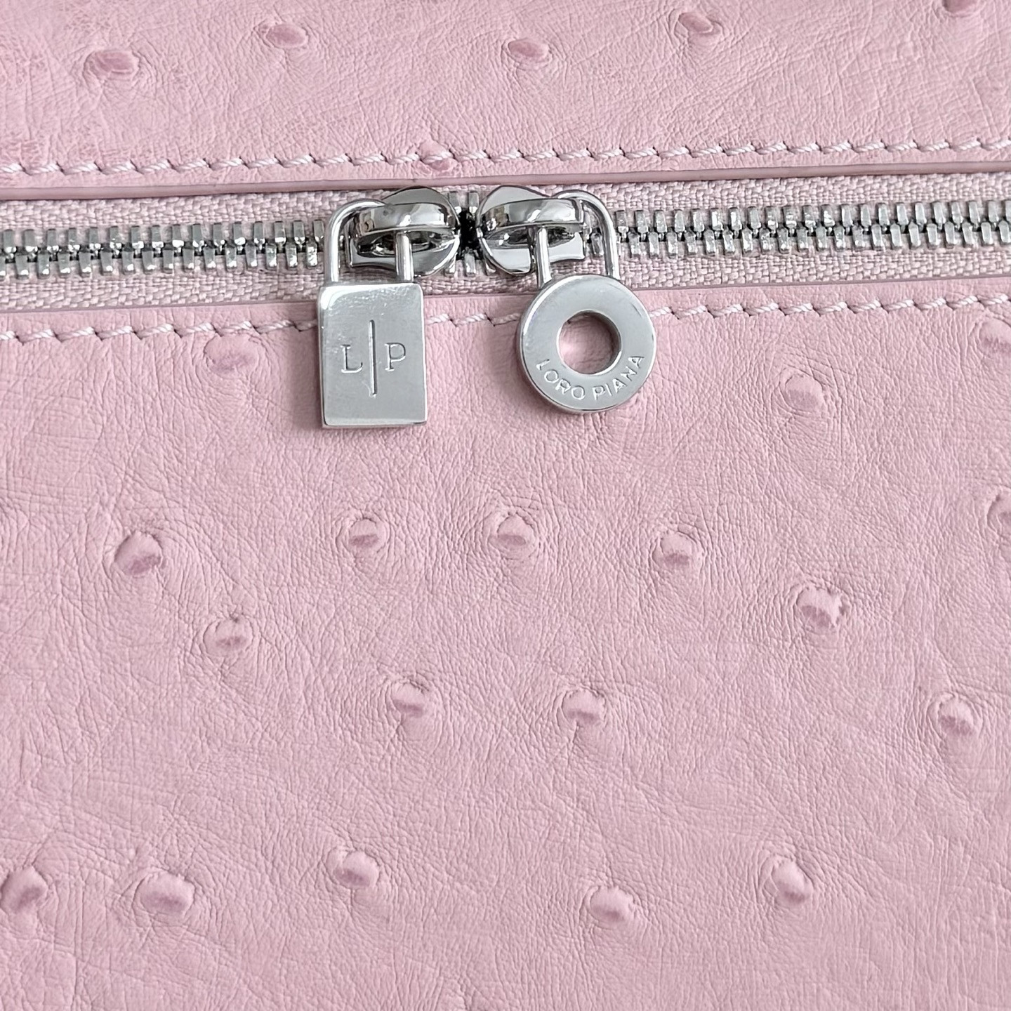 L**o p*ana extra pocket l19 ostrich-grained leather 11 x 19 x 6.5 cm