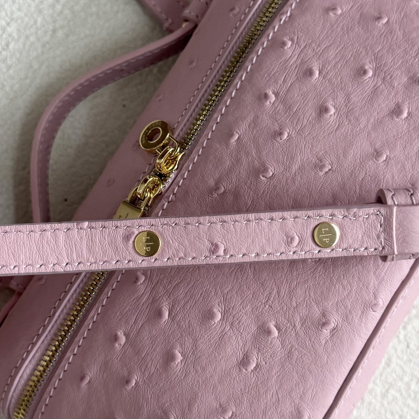 L**o p*ana extra pocket l19 ostrich-grained leather 11 x 19 x 6.5 cm