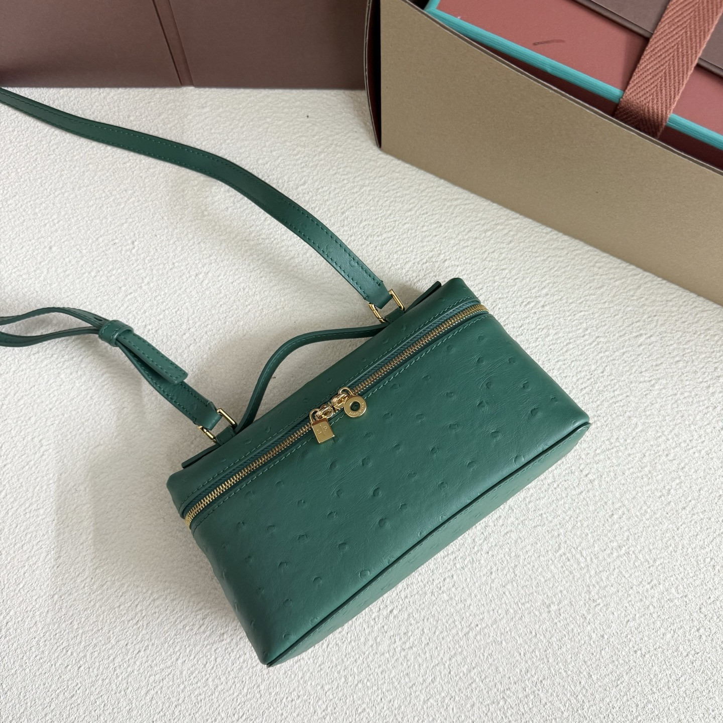 L**o p*ana extra pocket l19 ostrich-grained leather 11 x 19 x 6.5 cm
