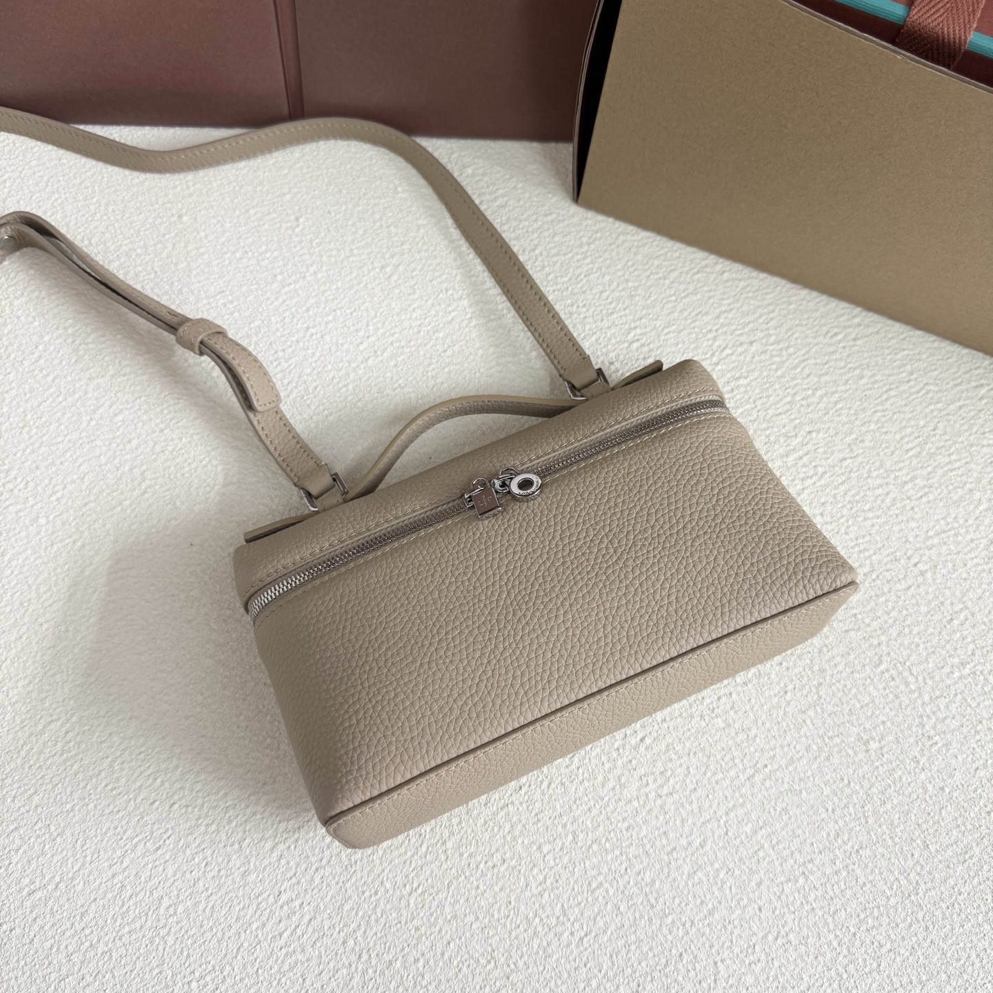 L**o p*ana extra pocket l19 grained calfskin 11 x 19 x 6.5 cm