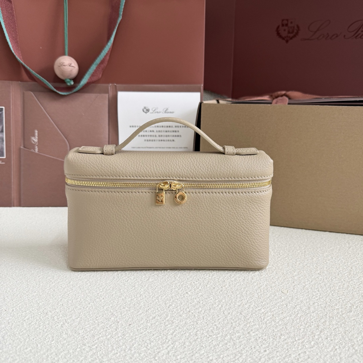 L**o p*ana extra pocket l19 grained calfskin 11 x 19 x 6.5 cm