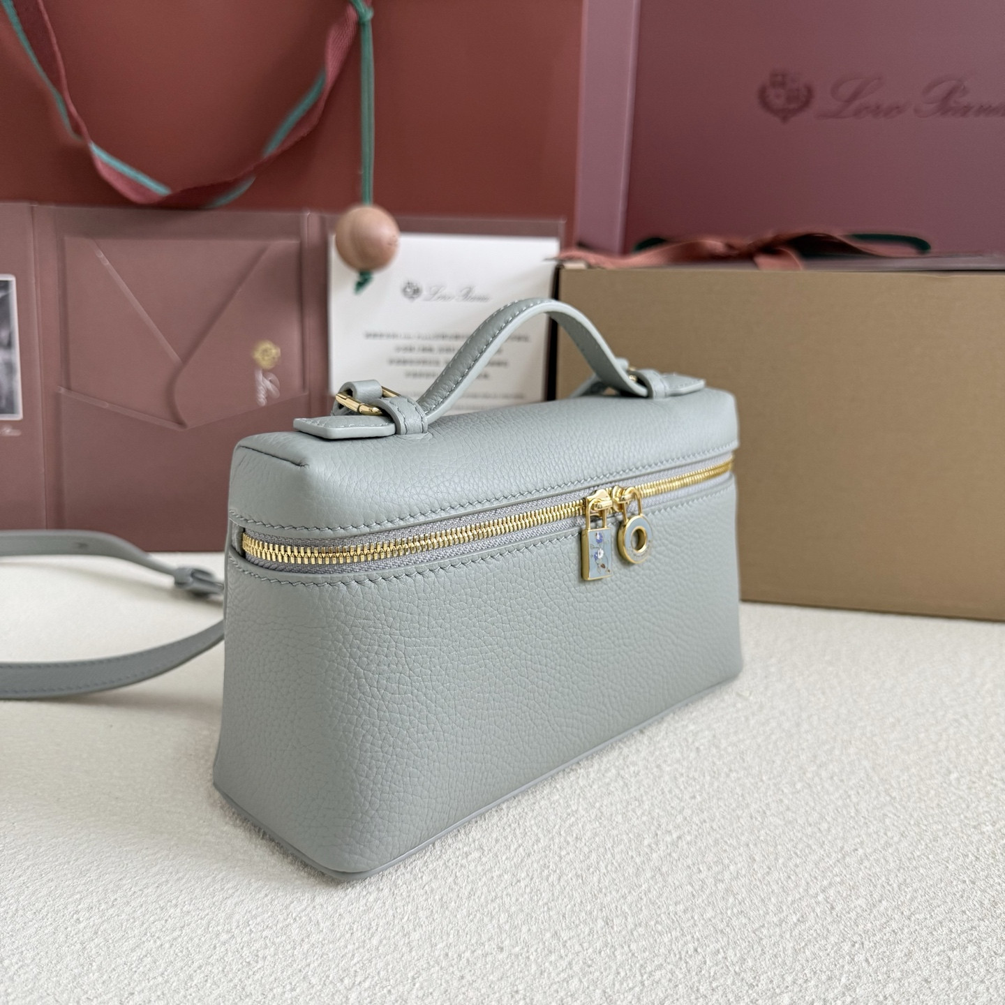 L**o p*ana extra pocket l19 grained calfskin 11 x 19 x 6.5 cm