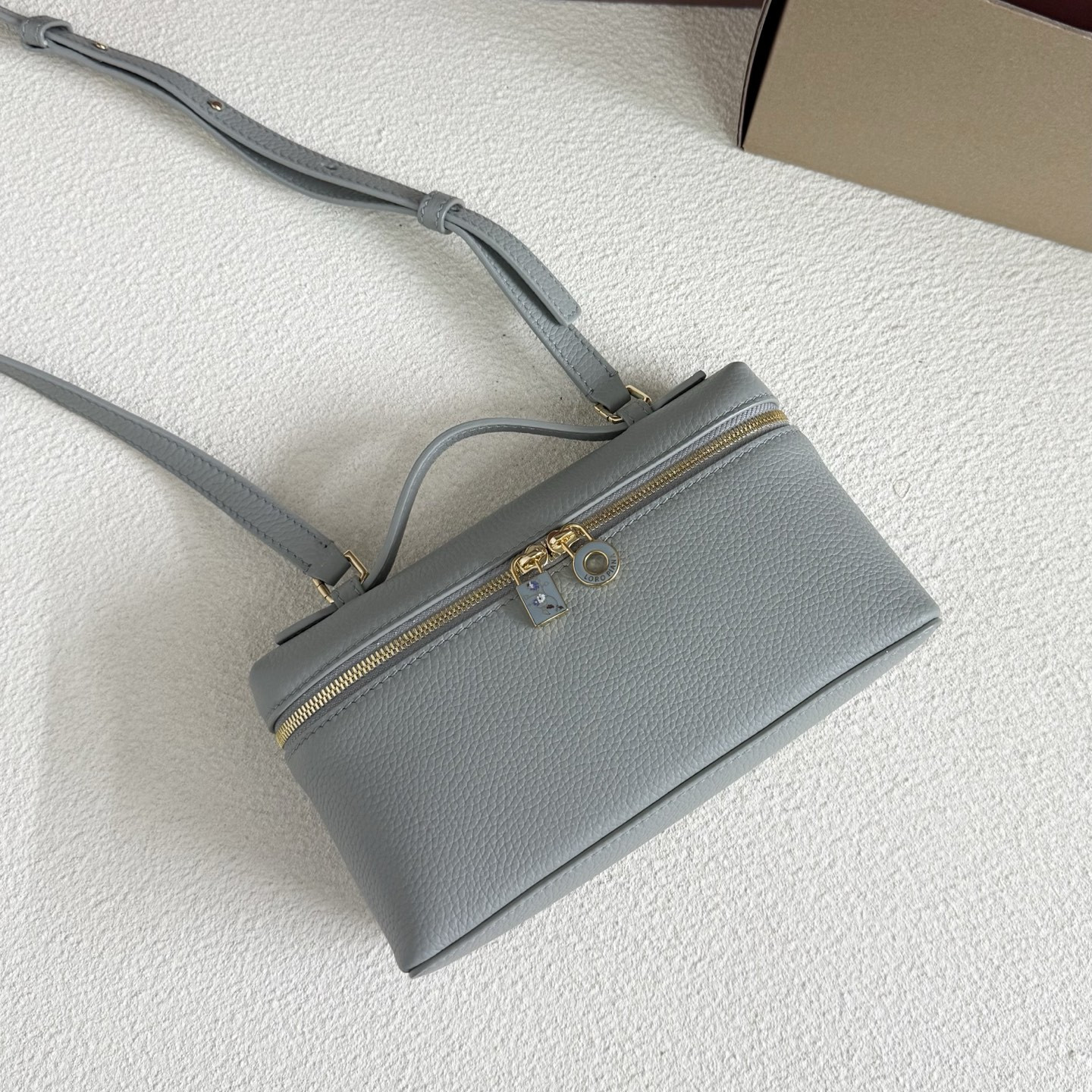 L**o p*ana extra pocket l19 grained calfskin 11 x 19 x 6.5 cm