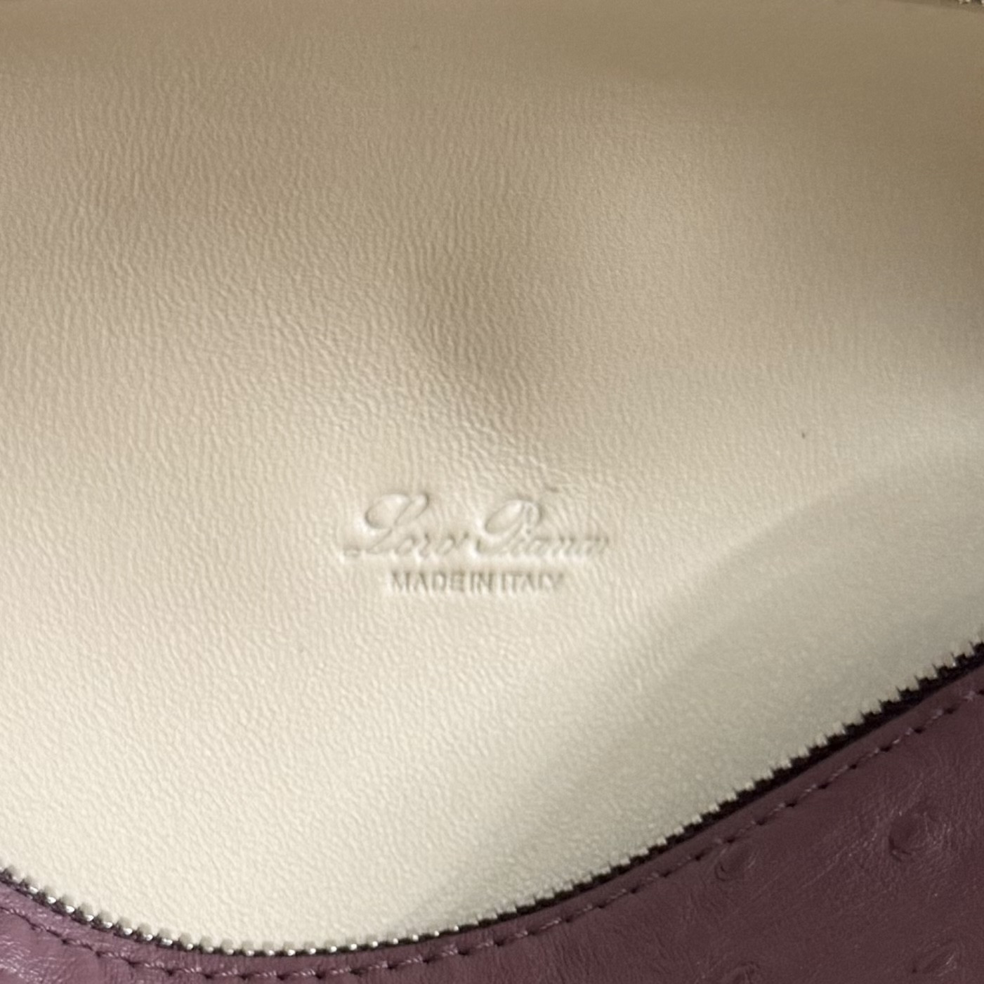 L**o p*ana extra pocket l19 ostrich-grained leather 11 x 19 x 6.5 cm