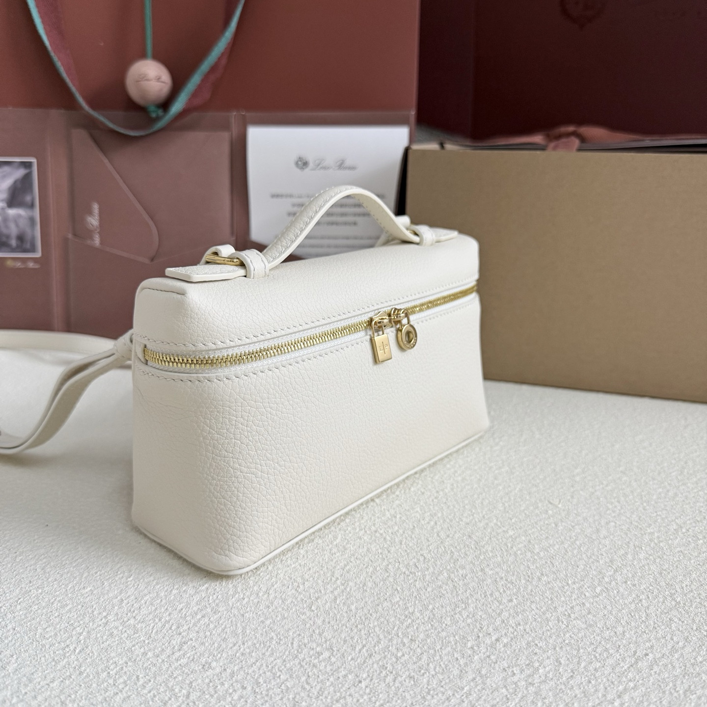 L**o p*ana extra pocket l19 grained calfskin 11 x 19 x 6.5 cm