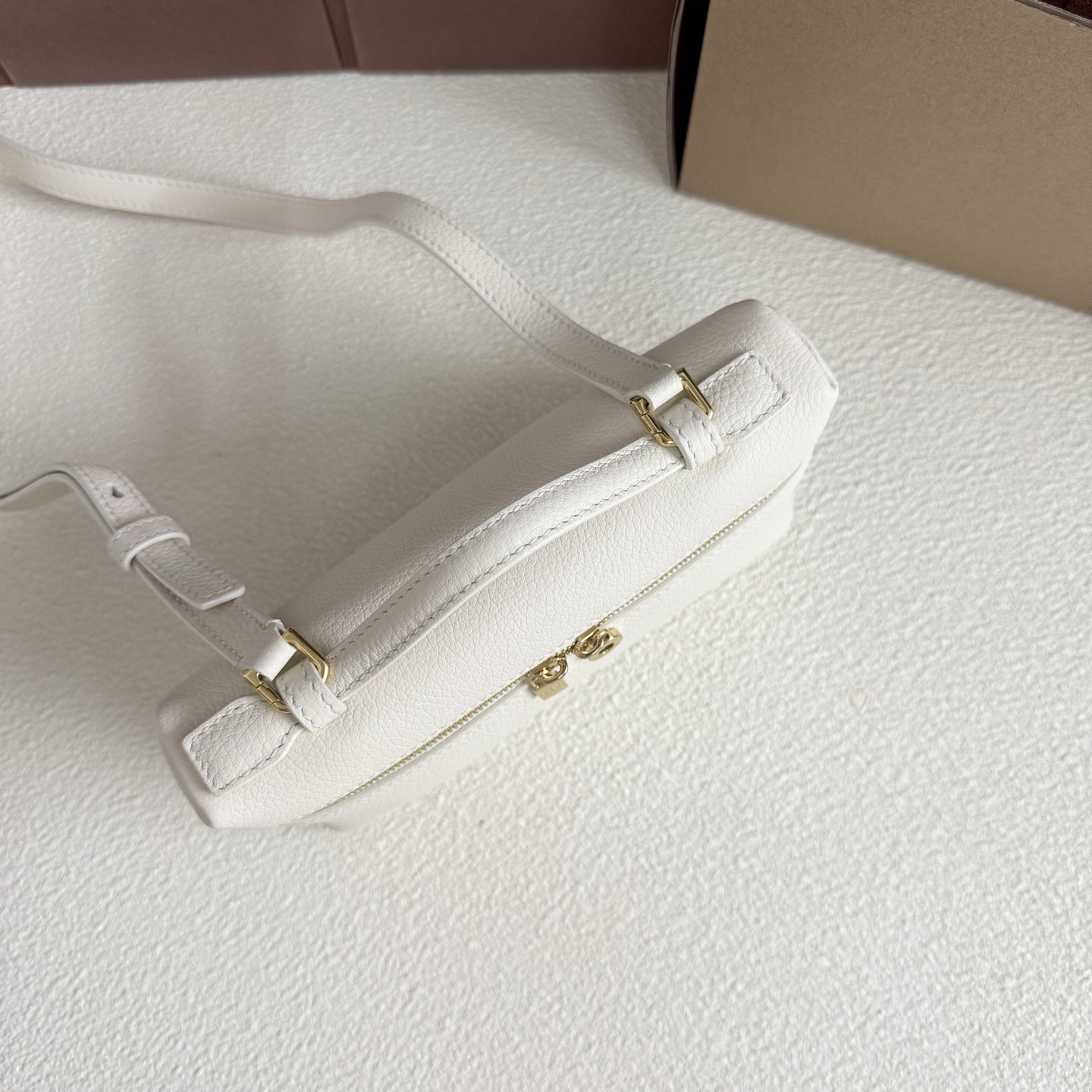 L**o p*ana extra pocket l19 grained calfskin 11 x 19 x 6.5 cm