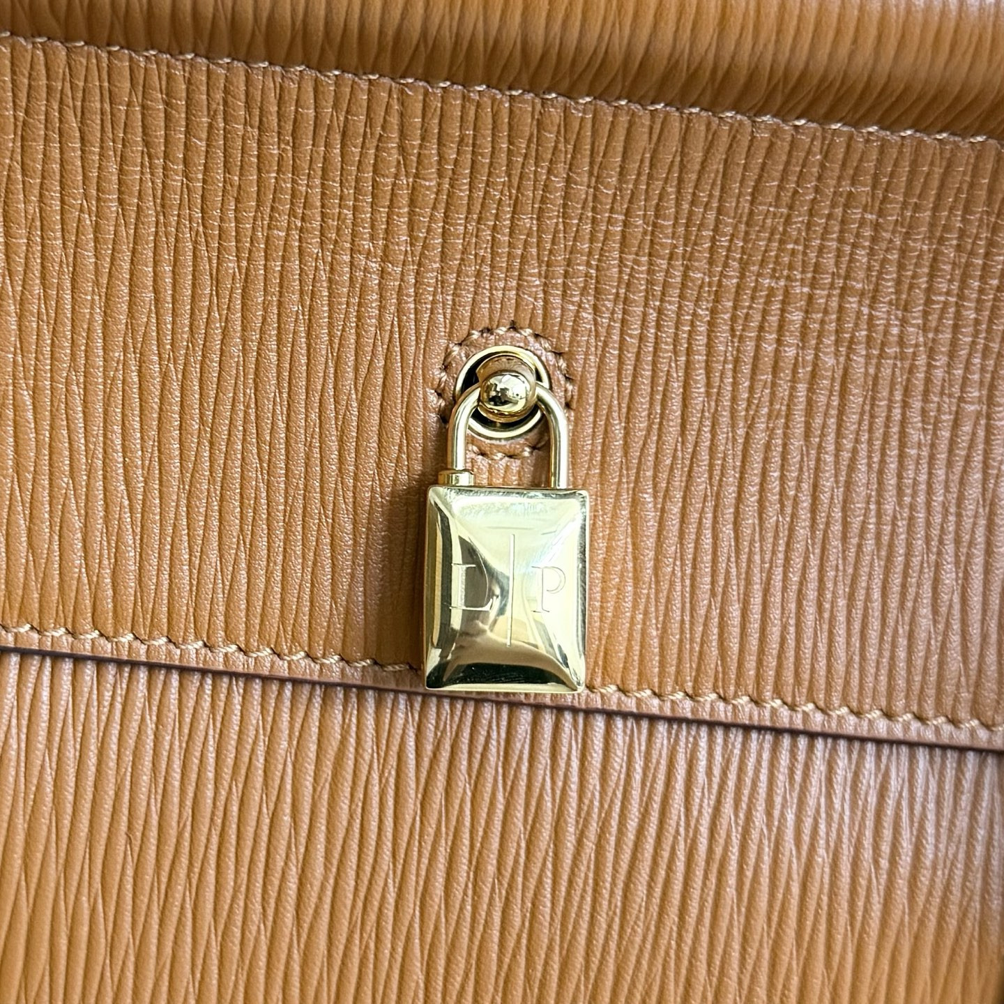 L**o p*ana loom l32 calfskin 33x23x18cm