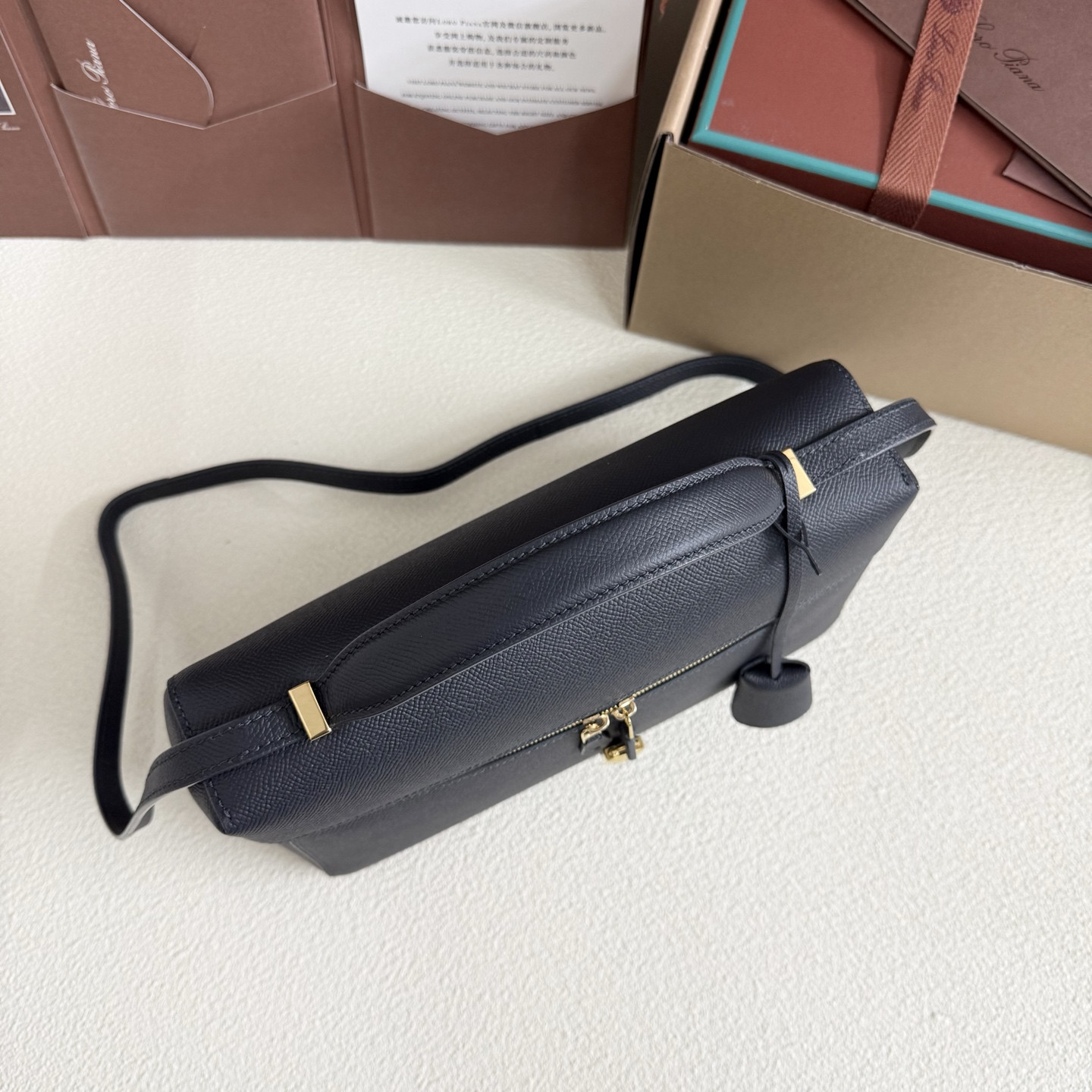 L**o p*ana extra pocket l27 calfskin 16x27x10cm