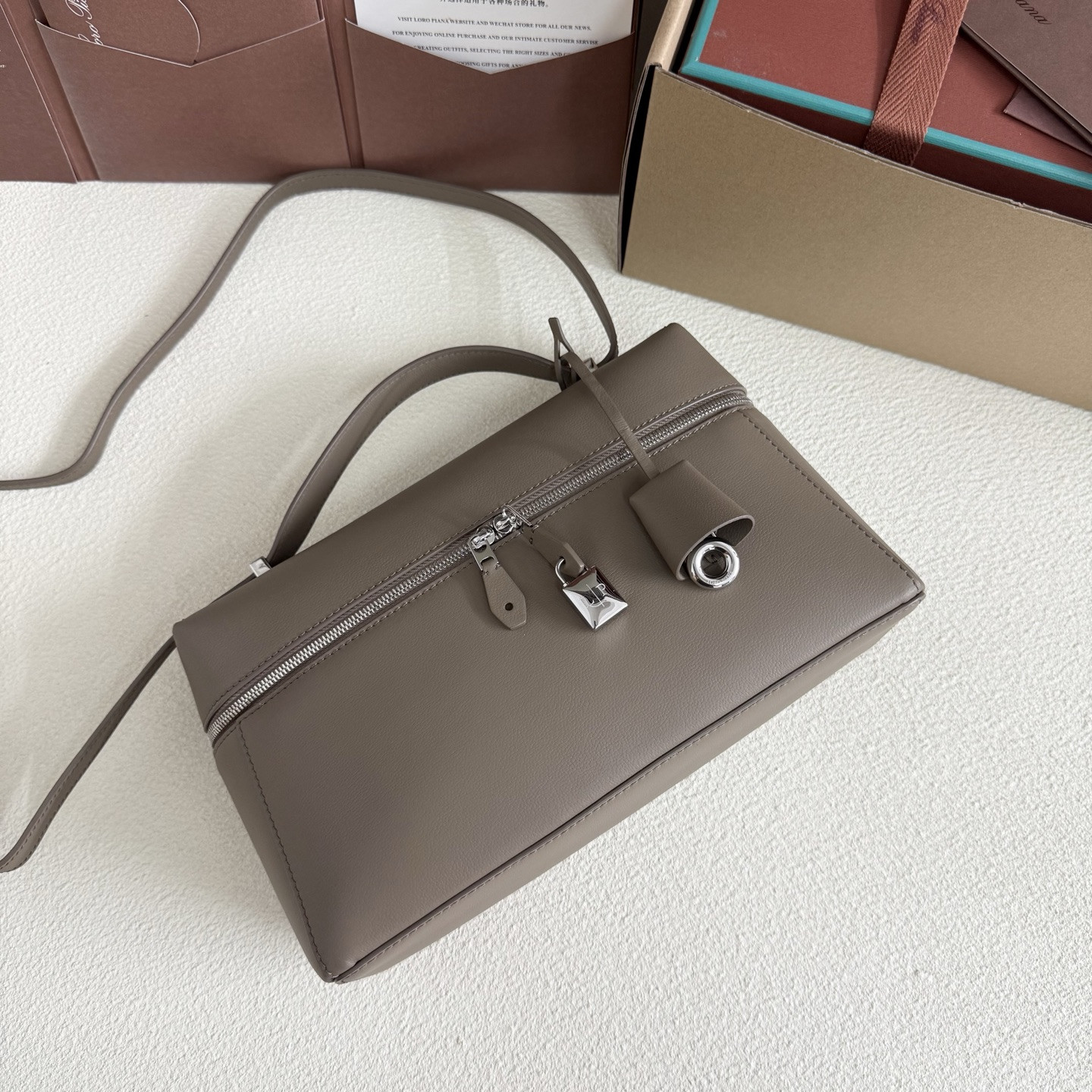 L**o p*ana extra pocket l27 calfskin 16x27x10cm