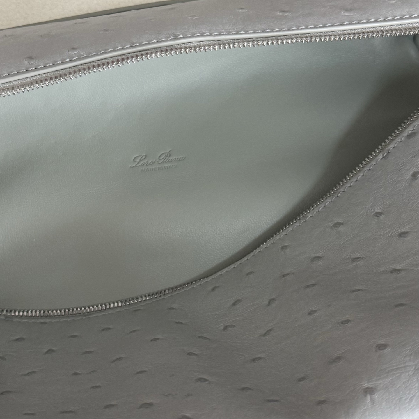 L**o p*ana extra pocket l27 ostrich-grained leather 16x27x10cm